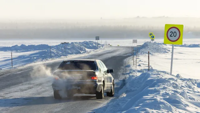 На Ямале движение на автодорогах не прекращается даже в самые лютые морозы. Фото: Фёдор Воронов / "Ямал-Медиа"