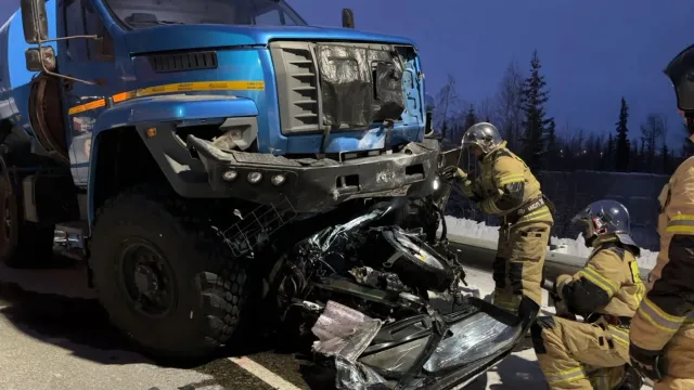 Чтобы приподнять автоцистерну и извлечь покореженную машину, спасатели использовали автокран. Кадр из видео: АНО "Ямал-Медиа"