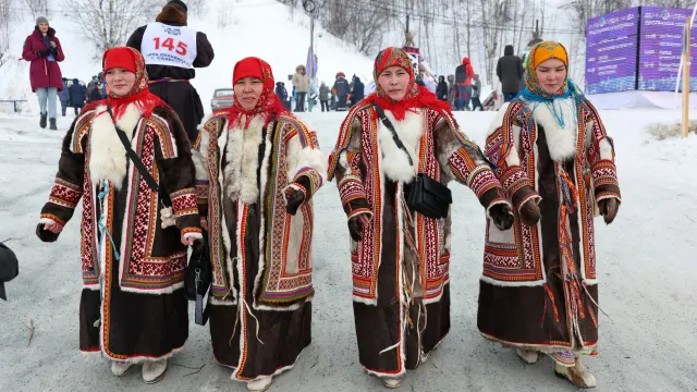 Ненецкие красавицы в зимних ягушках. Фото: Андрей Ткачёв / «Ямал-Медиа»