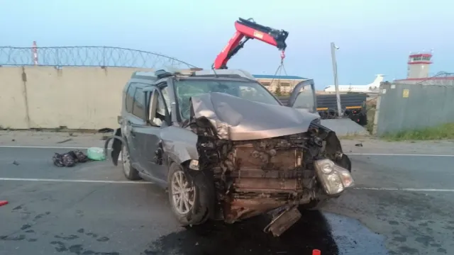 На трассе Сургут — Салехард 31 июля Nissan врезался в бетонное ограждение. Фото: пресс-служба Госавтоинспекции ЯНАО