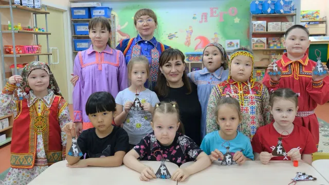 Каш верты хотан рупитты нэ Наталья Фёдоровна Ребась ханты няврэмӆув пиӆан «Хатӆ ёш» группайн емаӊ хатӆ ӆэсятсат. Хор: Альбина Тырлина