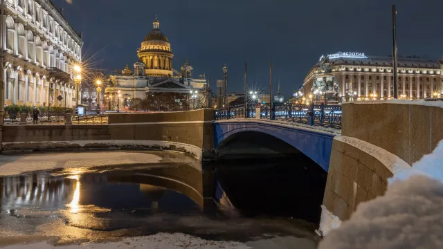 Здание переместили на одной из набережных Санкт-Петербурга. Фото: Федор Воронов / «Ямал-Медиа»