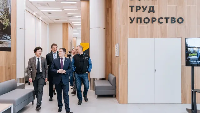Дмитрий Артюхов во время визита в МГТУ имени Баумана. Фото: Светлана Федяева / пресс-служба губернатора ЯНАО