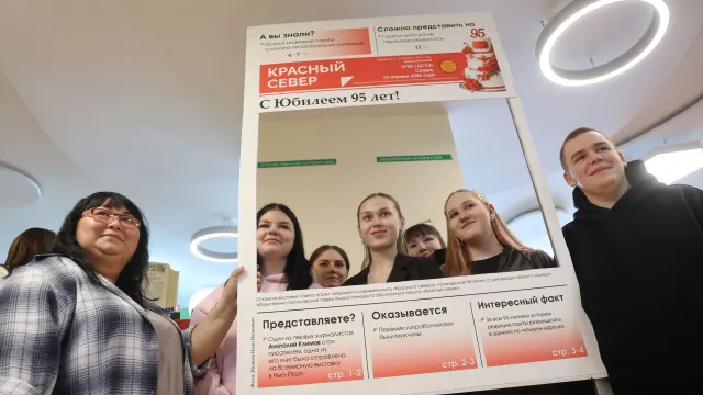 С экспонатами выставки можно сфотографироваться. Фото: Андрей Ткачёв / "Ямал-Медиа"