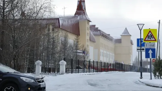 Из школы № 2 в Салехарде эвакуировали 1200 детей и сотрудников. Фото: Андрей Ткачёв / «Ямал-Медиа»