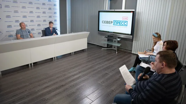 Гостями пресс-центра агентства «Север-Пресс» стали Олег Дюшко и Глеб Куприн. Фото: Сергей Зубков /«Ямал-Медиа»