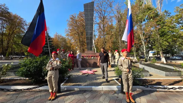 В День освобождения ДНР от фашистских захватчиков прошла памятная церемония возложения цветов. Фото: Максим Голубев / "Ямал-Медиа"