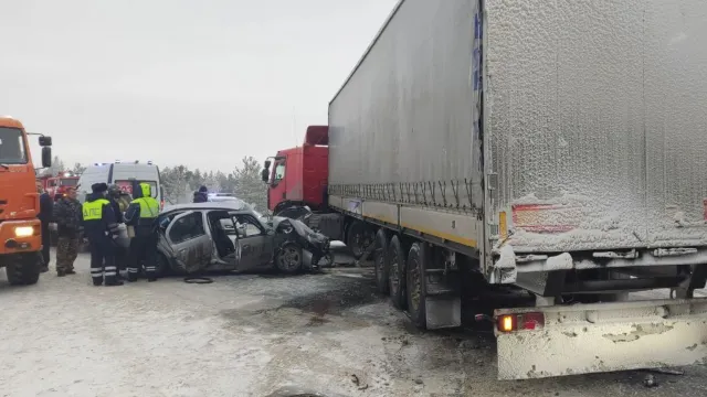 Авария на трассе Сургут — Салехард утром 29 октября. Фото: пресс-служба ГУ МЧС по ЯНАО