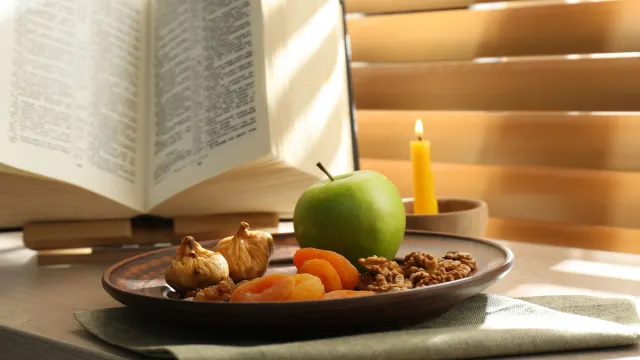 Во время поста верующие ограничивают себя в пище и молятся. Фото: New Africa /  Shutterstock / Fotodom