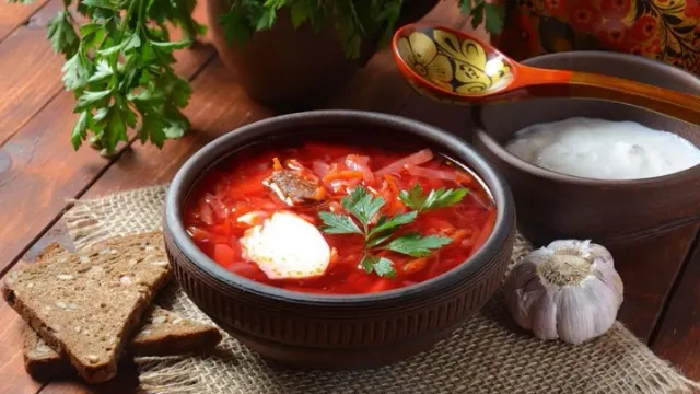 Борщ – один из лучших бодрящих супов. Фото: Natalia Hanin/Shutterstock/Fotodom