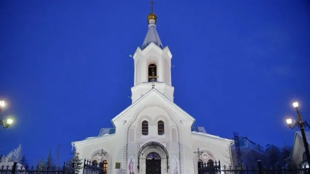 Лампаду доставят в храм Петра и Павла в Салехарде. Фото: Андрей Ткачёв / "Ямал-Медиа"