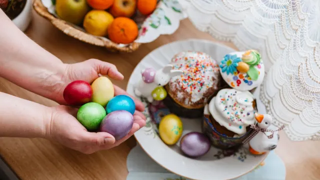 На Пасху хозяйки красят яйца. Фото: Юлия Чудинова / «Ямал-Медиа»