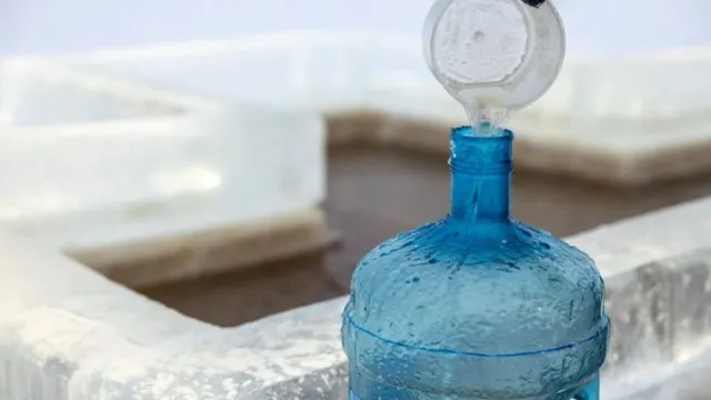 Крещенская вода. Фото: Фёдор Воронов / «Ямал-Медиа»