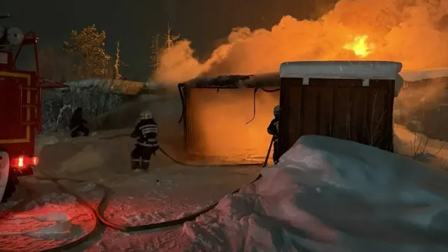 Пожар в гаражном кооперативе произошел в ночь на 5 января. Фото: ЕДДС Надымского района