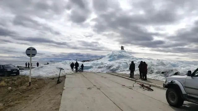 Засыпанный льдом водозабор в селе Панаевск. Фото: Мария Альма / «Ямал-Медиа»