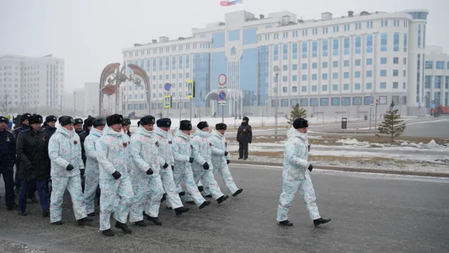 В Салехарде прошел торжественный марш Победы. Фото: Сергей Зубков / «Ямал-Медиа»