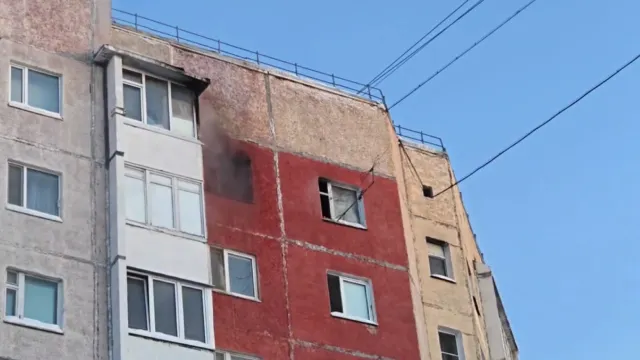 Пожар произошел в десятиэтажке на ул. Зверева в Надыме. Фото: Виктор Тенюков / «Ямал-Медиа»