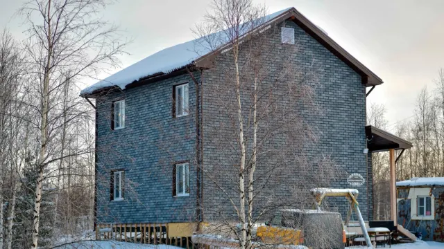 Ямальцы часто возводят на садовых участках добротные жилые дома. Фото: Андрей Ткачёв / "Ямал-Медиа"