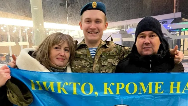 Роман Липнягов с родителями. Фото из личного архива семьи Липняговых