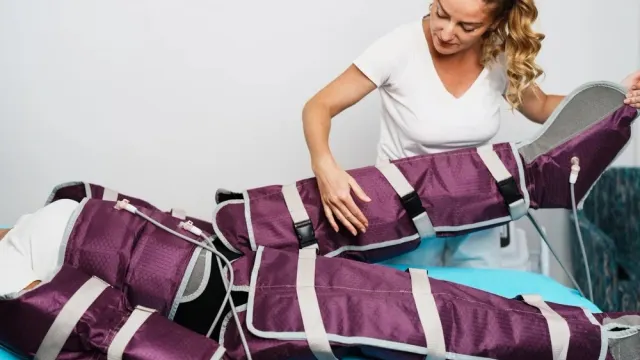 Прессотерапия не так безопасна, как кажется. Фото: DuxX / Shutterstock / Fotodom