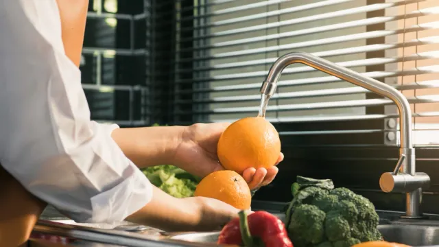 Мыть нужно все фрукты. Фото: wutzkohphoto / Shutterstock / Fotodom