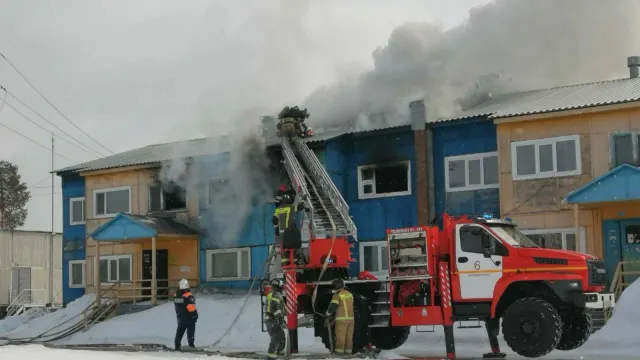 Аварийная двухэтажка в Муравленко загорелась утром 18 апреля. Фото: ГУ МЧС по ЯНАО