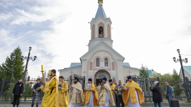 Крестный ход стартует от храма Петра и Павла. Фото: Андрей Ткачёв / АНО «Ямал-Медиа»