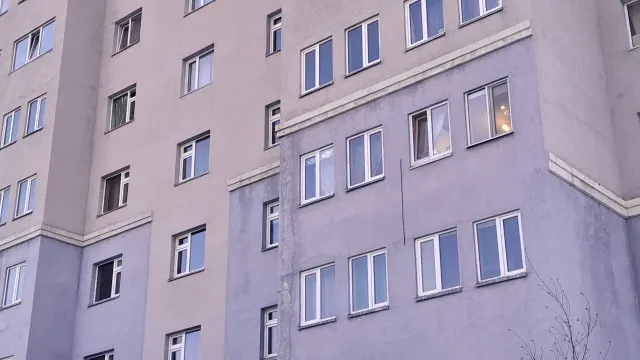 Девятиэтажка в Ноябрьске, из окна которой выпала девочка. Фото: Роман Лузанов / «Ямал-Медиа»