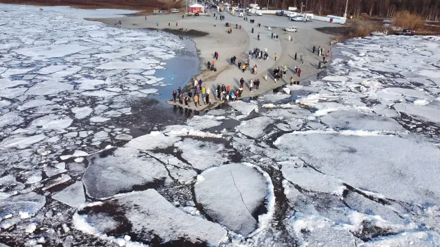 До окружного центра ледоходу осталось менее полусотни километров.Фото: Андрей Ткачёв / АНО «Ямал-Медиа»