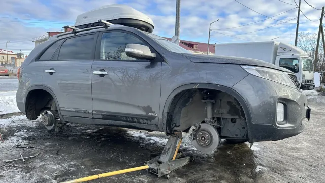 Весна - время дополнительных хлопот у автомобилиста. Фото: Андрей Ткачёв / "Ямал-Медиа"