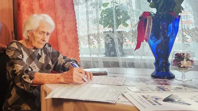 Ветеран проголосовала на выборах депутатов ЗС ЯНАО. Фото: Анна Мирошниченко / «Ямал-Медиа»