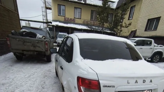 Водитель LADA въехал в стоявший на парковке автомобиль. Фото предоставлено Госавтоинспекцией ЯНАО