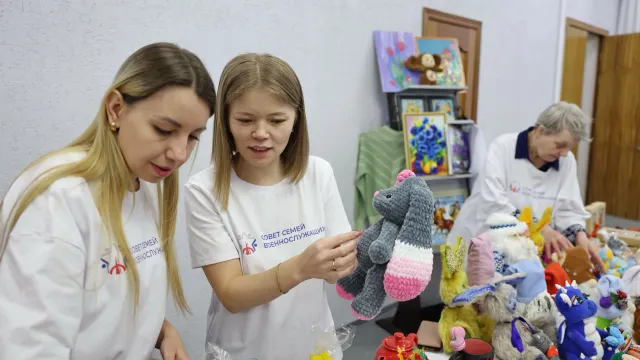 Благотворительные ярмарки Совета семей военнослужащих стали традиционными. Фото: Андрей Ткачёв / "Ямал-Медиа"