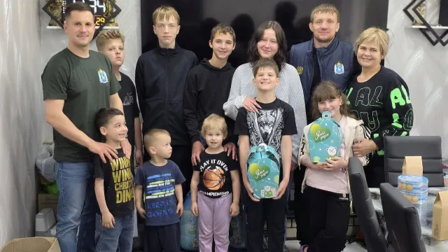 Семья Якуниных с радостью встречает гостей. Фото: Максим Голубев \ «Ямал-Медиа»