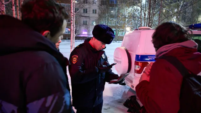 Проверка документов. Фото: Юрий Здебский / «Ямал-Медиа»