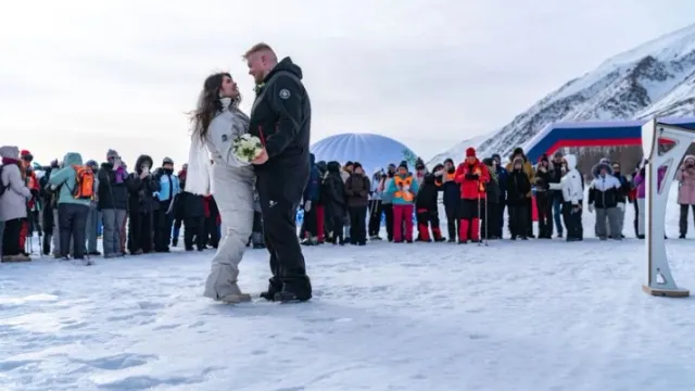 Одна из свадеб у горы Рай-Из. Фото: Сергей Зубков / «Ямал-Медиа»