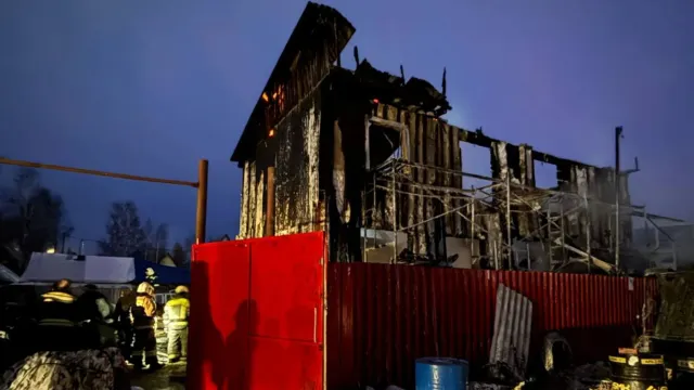 Тела семи человек нашли в сгоревшем доме в Сургуте 5 ноября 2025 г. Фото: пресс-служба СУ СКР по Югре