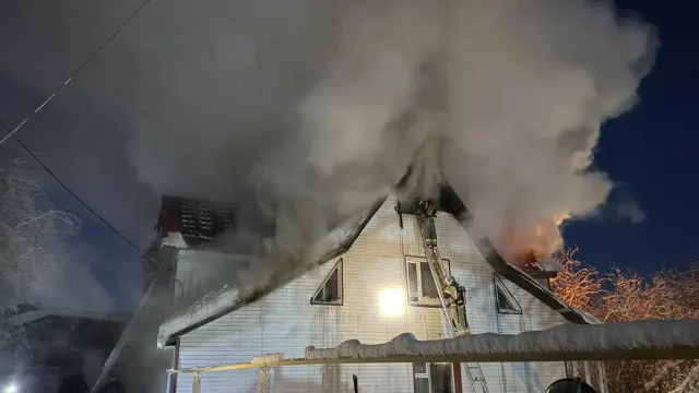 Пожар 9 февраля на улице Королева в Салехарде. Фото: пресс-служба ГУ МЧС по ЯНАО