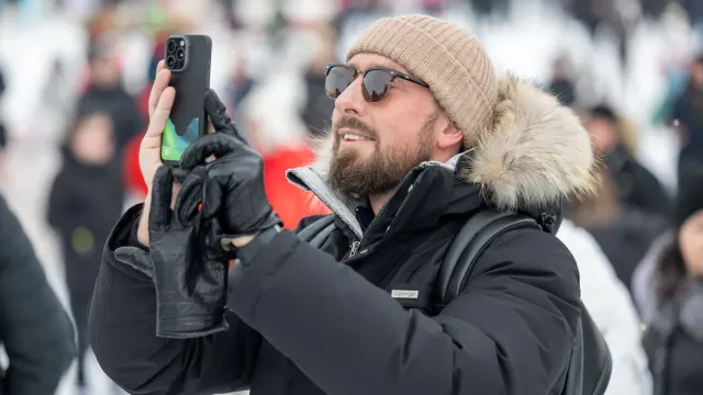 На День оленевода всегда есть что снять на камеру телефона. Фото: Александр Чирва / "Ямал-Медиа"