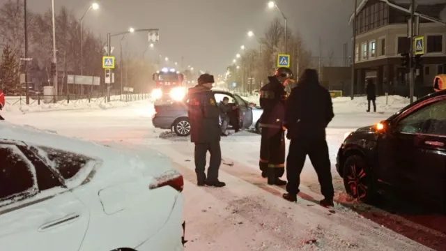 ДТП в Ноябрьске 1 декабря с участием трех автомобилей. Фото: ЕДДС Ноябрьска