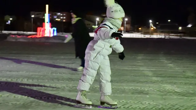 Среди любителей фигурного катания люди разных возрастов. Фото: Андрей Ткачёв / "Ямал-Медиа"