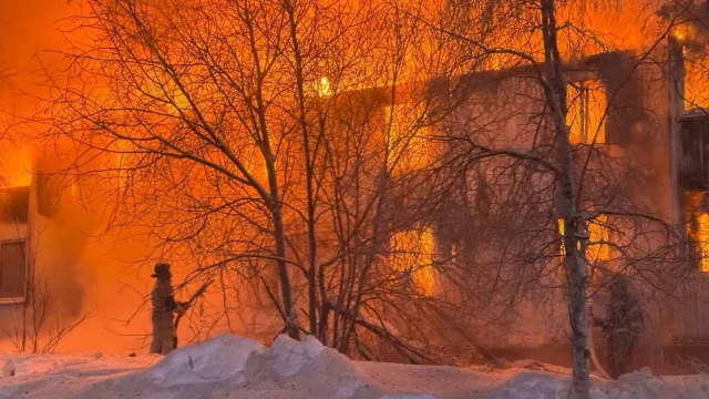 Жилой дом в Тарко-Сале загорелся ранним утром 22 декабря. Фото: пресс-служба ГУ МЧС по ЯНАО