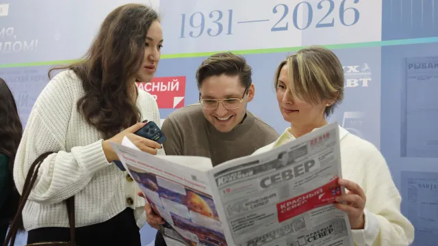Праздничный номер газеты "Красный Север" от 18 апреля 2026 года. Фото: Андрей Ткачёв / "Ямал-Медиа"
