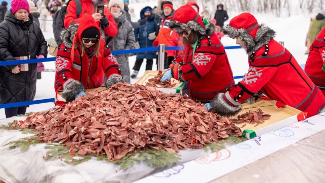 Для рекорда понадобилось около 200 кг оленины. Фото: Фёдор Воронов / "Ямал-Медиа"
