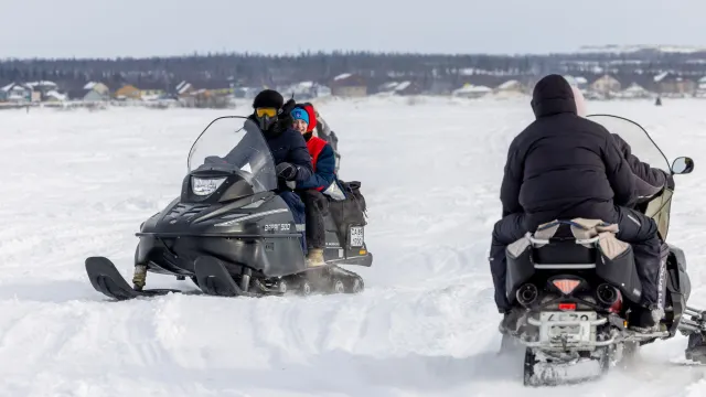 На Ямале снегоход и средство передвижения и способ развлечения... Фото: Фёдор Воронов / "Ямал-Медиа"