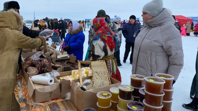 Жители района могут найти в торговых рядах все, что душе угодно. Фото: Анастасия Ульянова / "Ямал-Медиа"