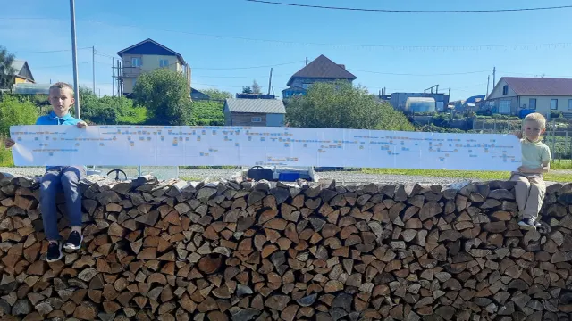 Сыновья Анны Рочевой держат в руках родословное древо Терентьевых длиной в четыре метра. Фото: предоставлено из личного архива Анны Рочевой