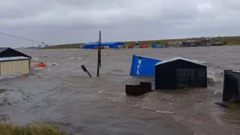 Вода уносит даже гаражи. Фото: vk.com/id720348693