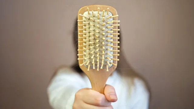 Когда на расческе остаются волосы, это вызывает беспокойство. Фото: Yekatseryna Netuk / Shutterstock / Fotodom