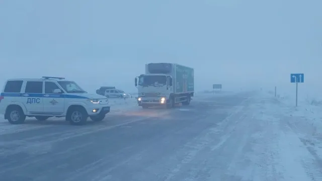 Автоинспекторы дежурят на выездах из поселка. Фото: Мария Гордеева / ОГИБДД Тазовского района